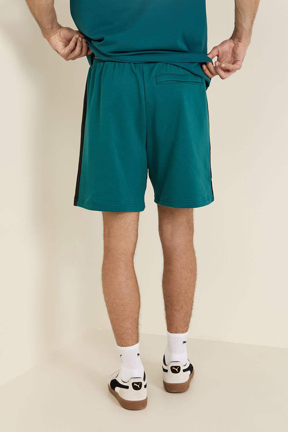 תמונת דוגמן אחורית של מכנסי ג'וג קצרים PUMA