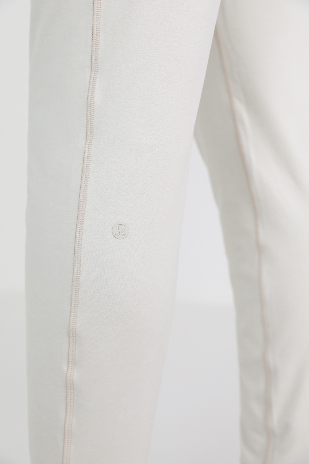 תמונת תקריב דוגמן של Soft Jersey Tapered Pant