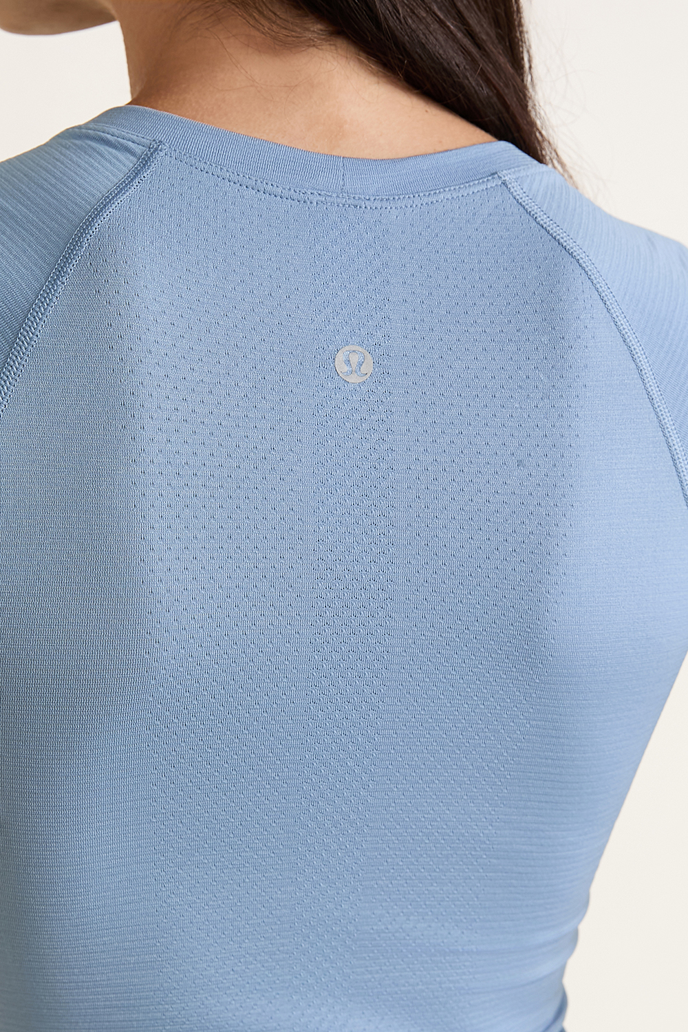 תמונת תקריב דוגמן של Swiftly Tech Short Sleeve Shirt 2.0 Race LULULEMON