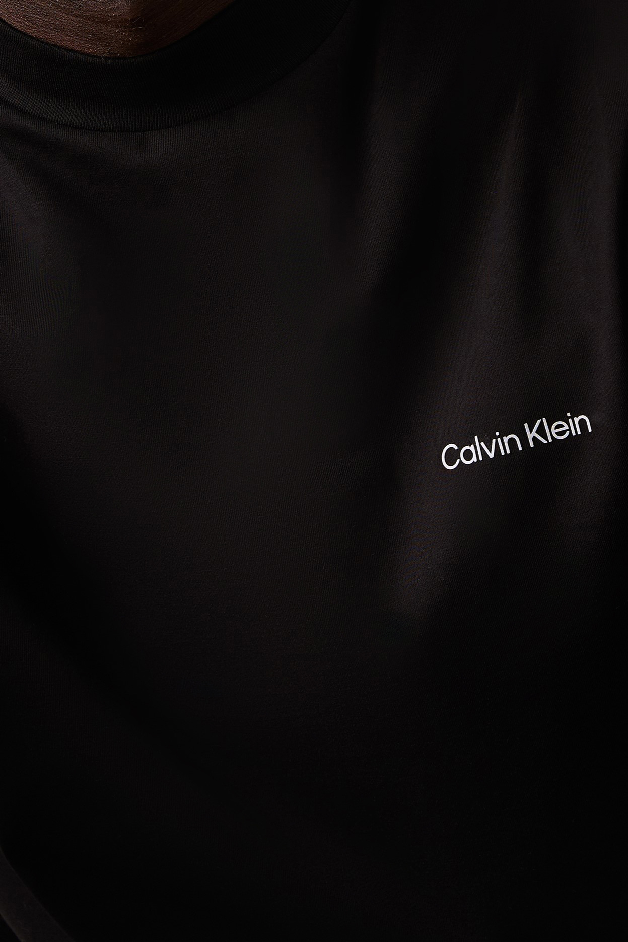 תמונת תקריב דוגמן של חולצת טי ארוכה CALVIN KLEIN