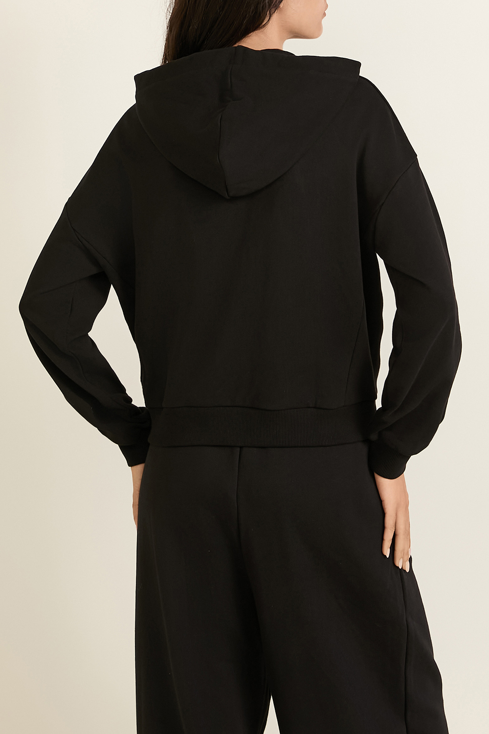 תמונת דוגמן אחורית של סווטשירט קפוצ'ון ARMANI EXCHANGE