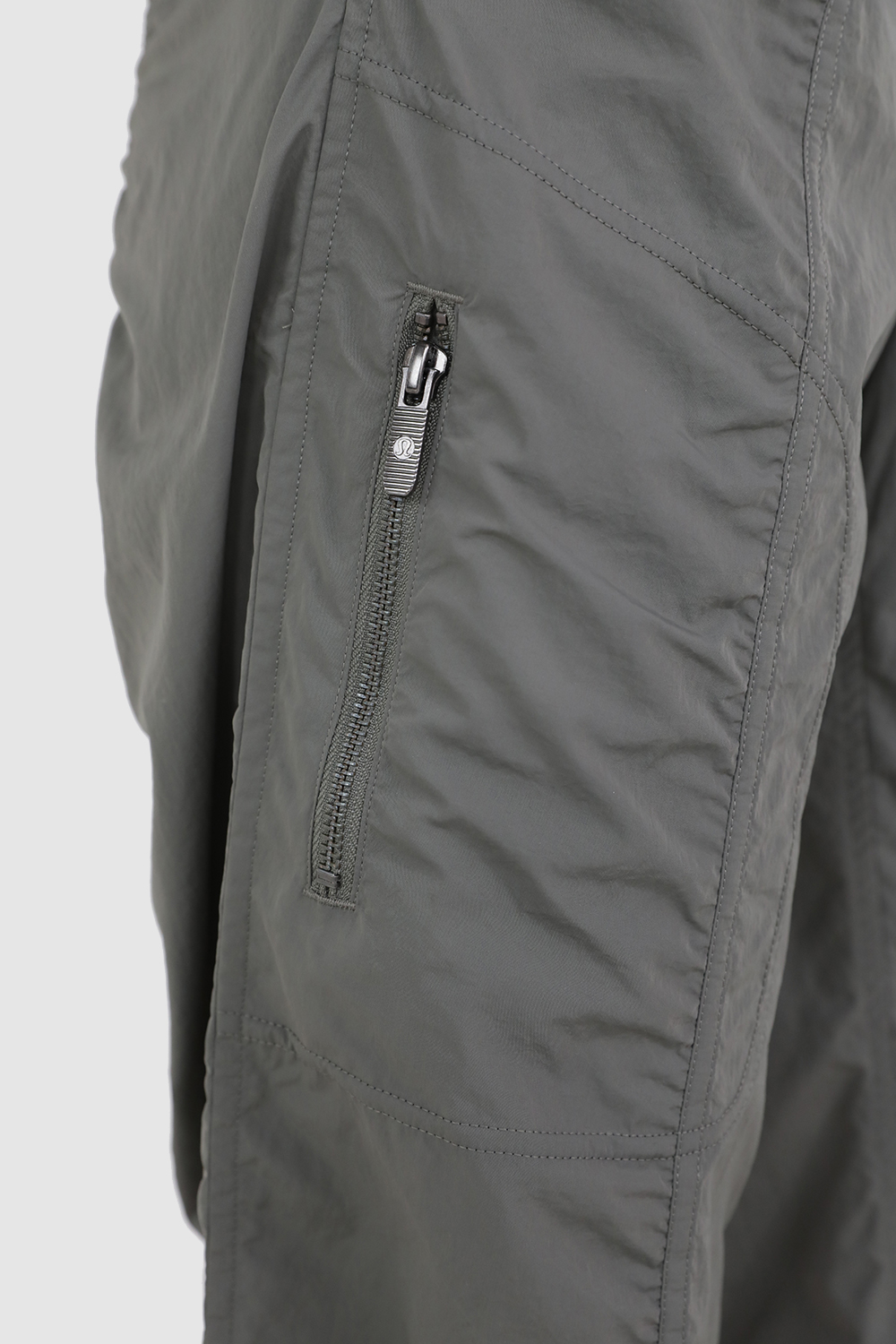 תמונת תקריב דוגמן של Front-Zip Mid-Rise Ruched Crop LULULEMON