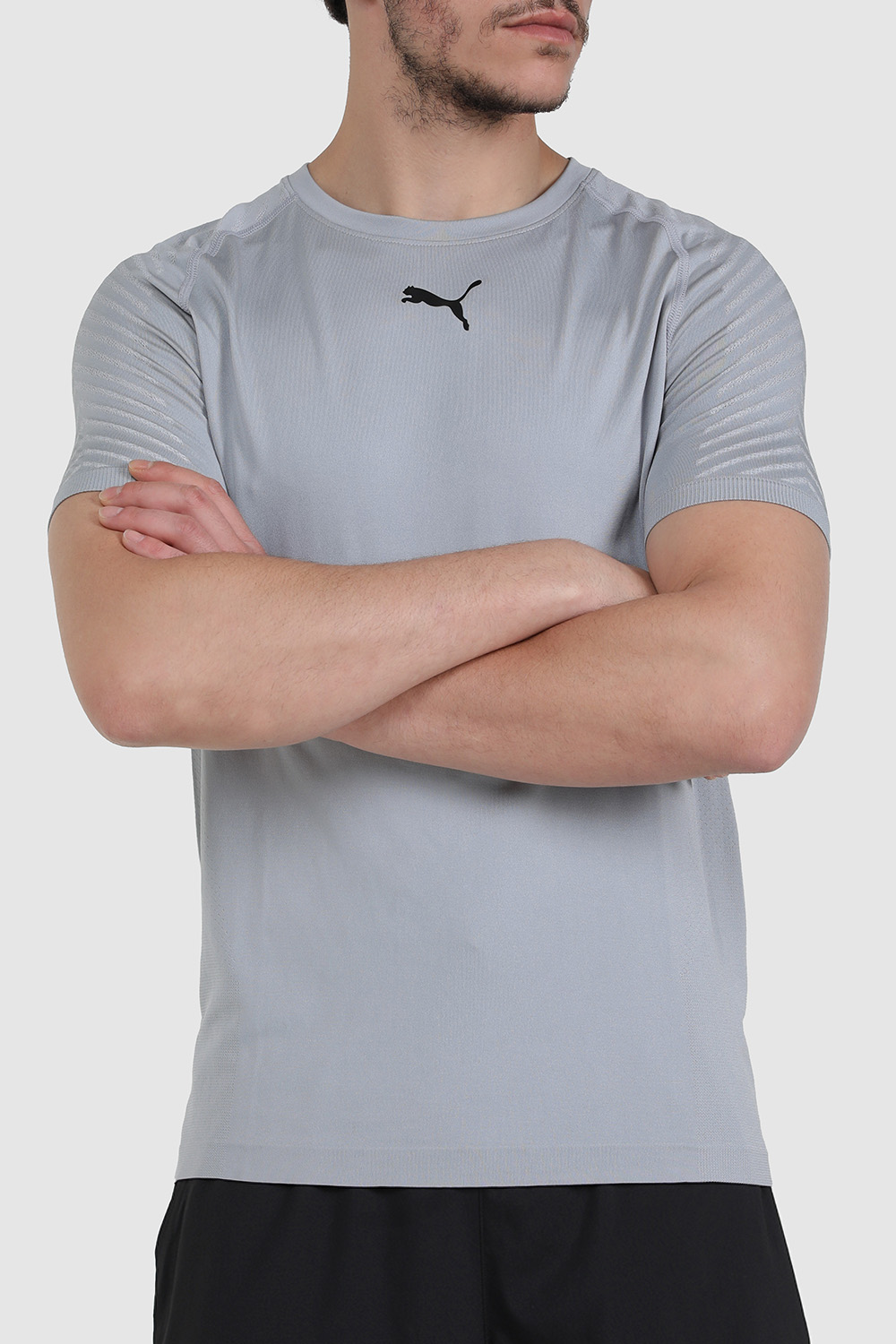 תמונת דוגמן קידמית של חולצת טי לאימונים PUMA