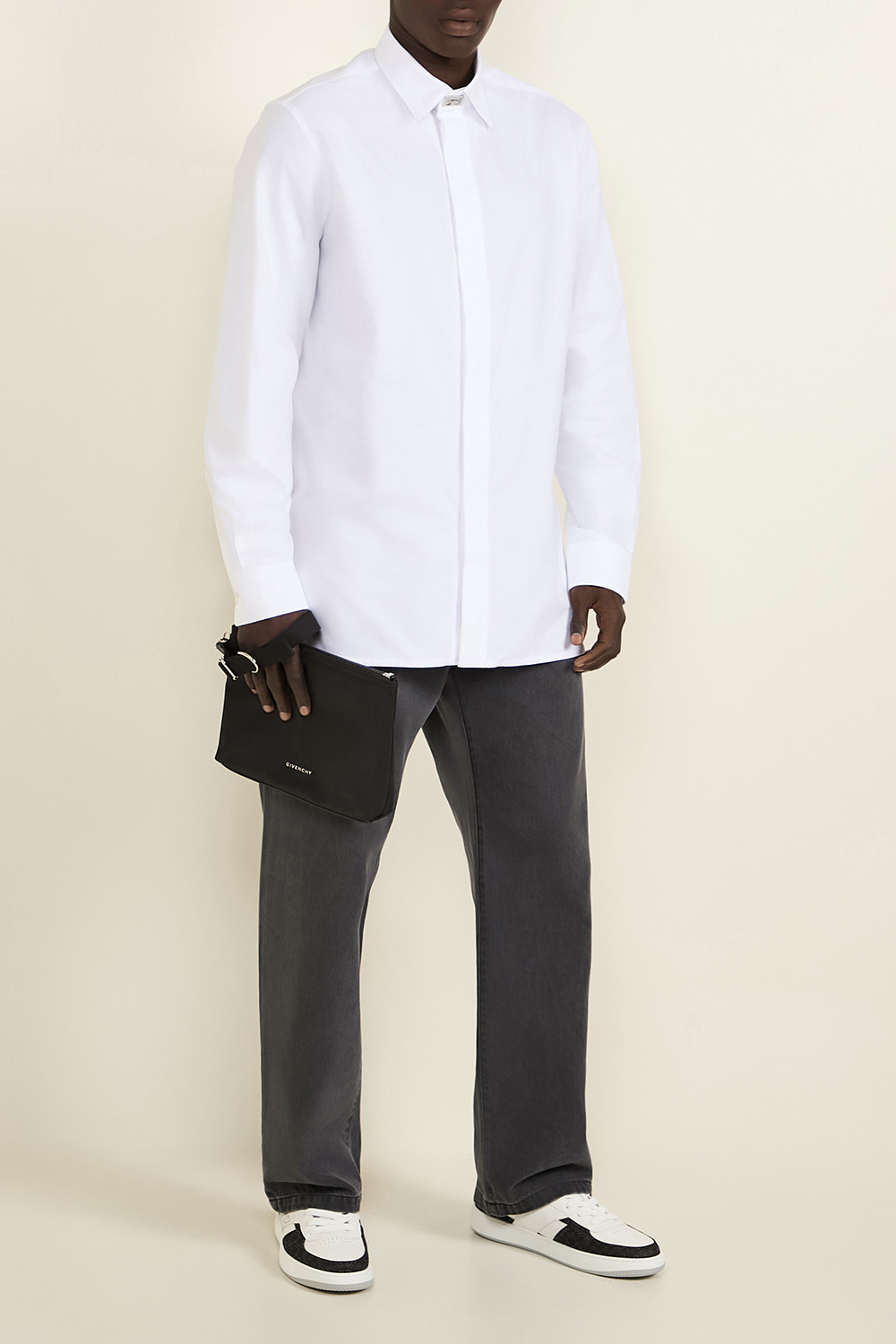 תמונת דוגמן קידמית של תיק קלאץ' GIVENCHY
