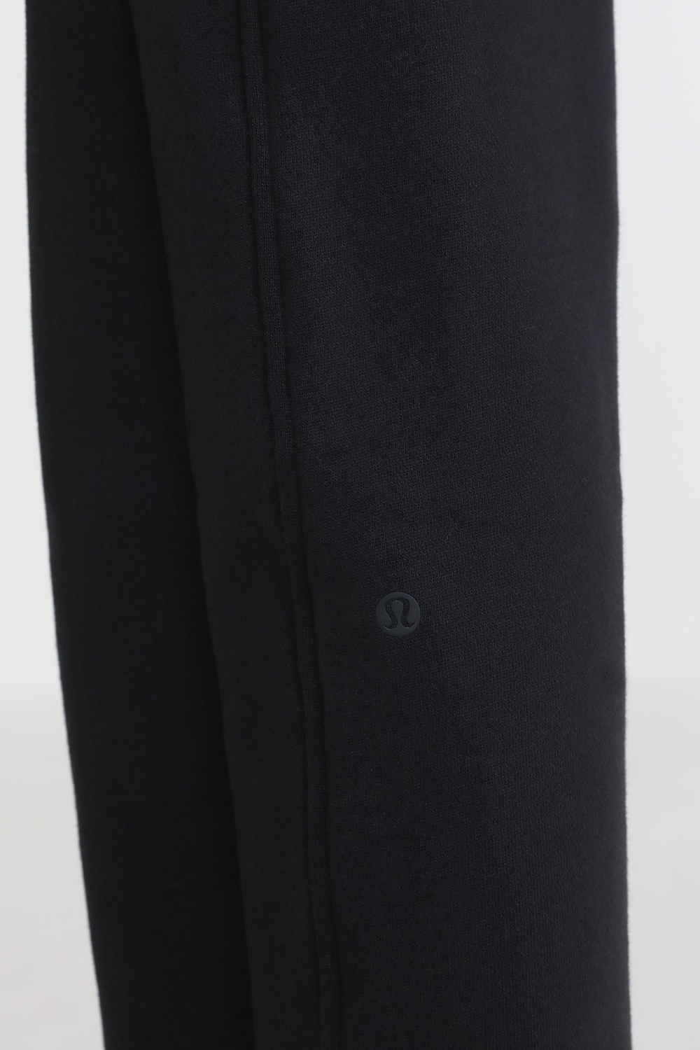 תמונת תקריב דוגמן של Scuba Mid-Rise Wide-Leg Pant