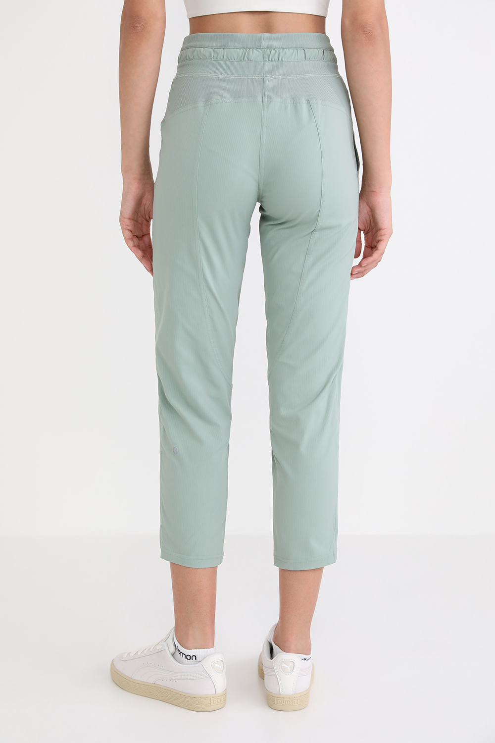 תמונת דוגמן אחורית של Dance Studio Mid-Rise Cropped Pant