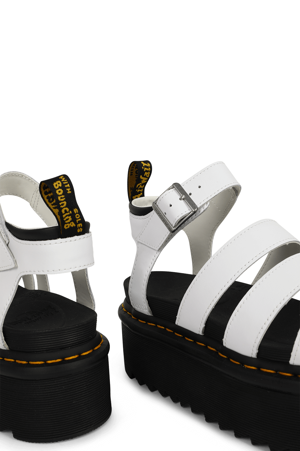 תמונת תקריב של סנדלי פלטפורמה בלייר DR.MARTENS