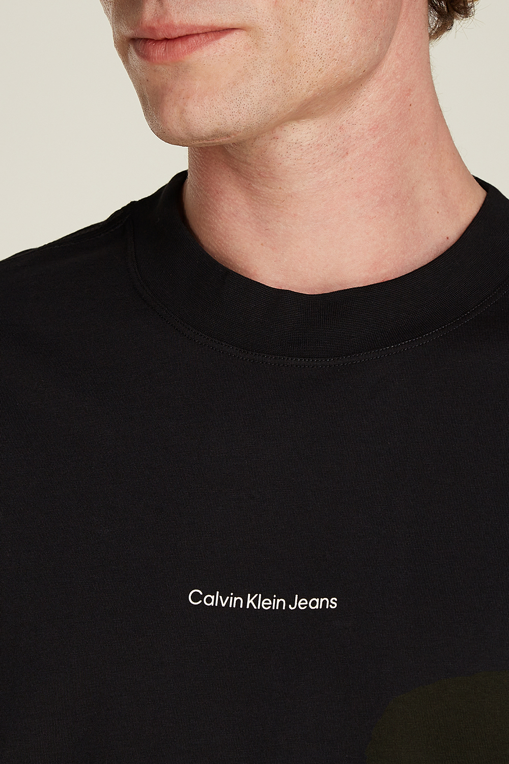 תמונת תקריב דוגמן של חולצת טי ניו יורק CALVIN KLEIN