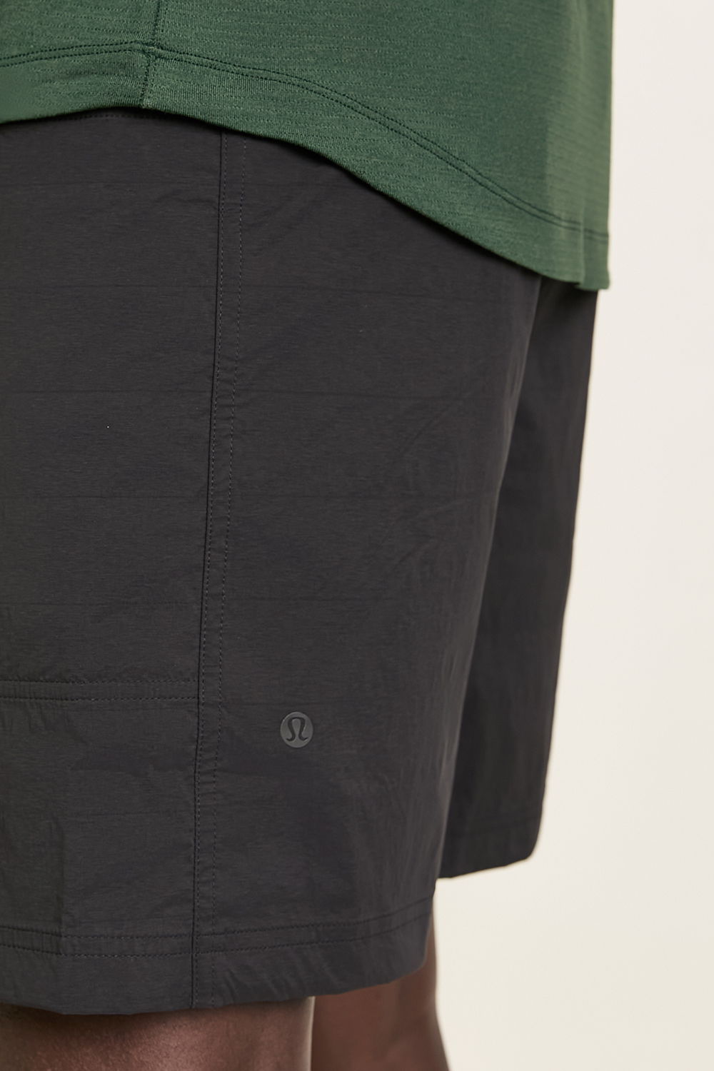 תמונת תקריב דוגמן של Lightweight Cargo Pocket Short 8 LULULEMON