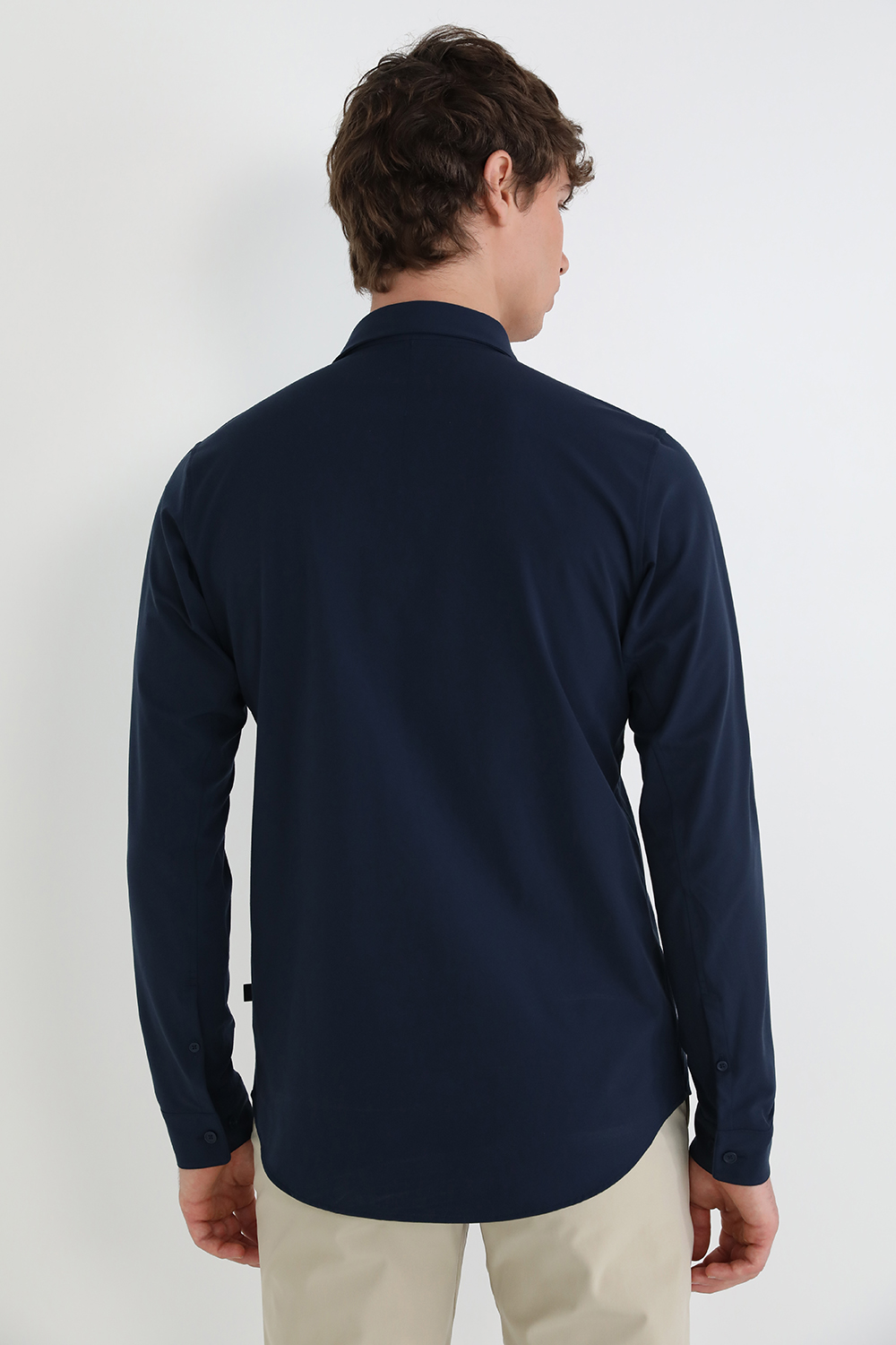 תמונת דוגמן אחורית של New Venture Slim- Fit LS Shirt