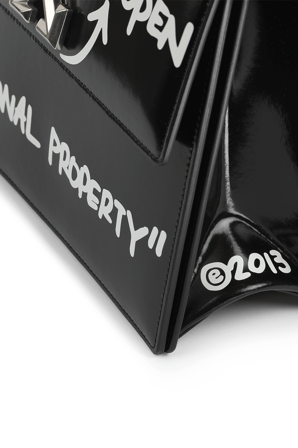 תמונת תקריב של Jitney 1.4 Slogan Print Bag in Black and White OFF WHITE