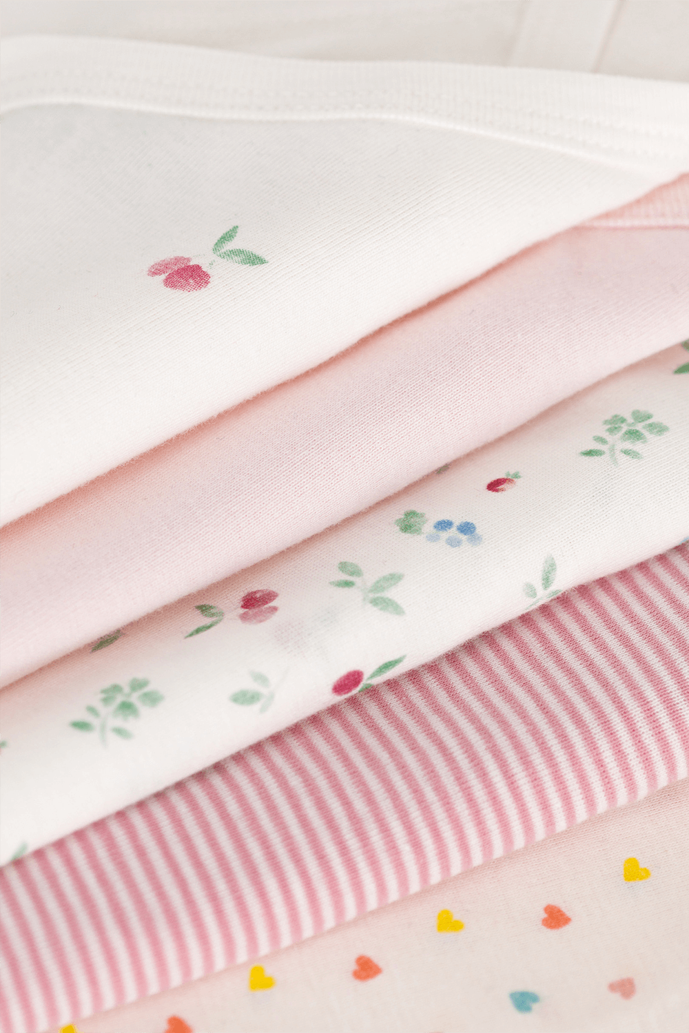 תמונת תקריב של מארז חמישה בגדי גוף PETIT BATEAU