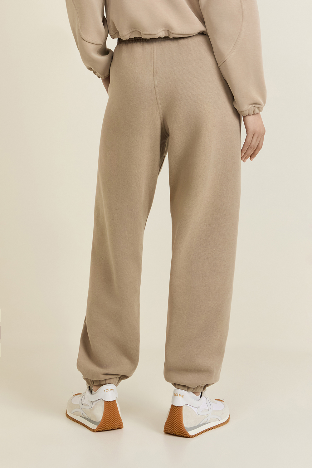 תמונת דוגמן אחורית של Scuba Mid-Rise Oversized Jogger *Regular LULULEMON