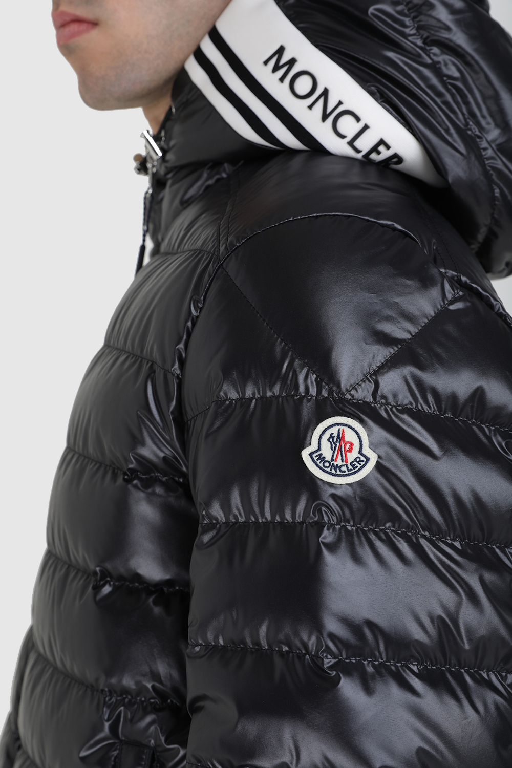 תמונת תקריב דוגמן של מעיל פוך MONCLER