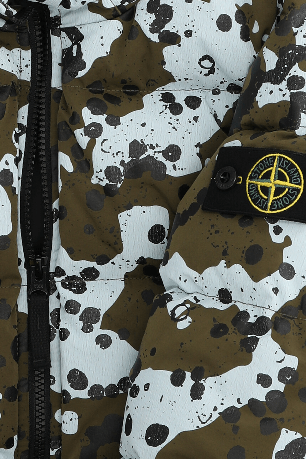 תמונה אחורית של מעיל פוך בהדפס צבאי- גיל 14 STONE ISLAND KIDS