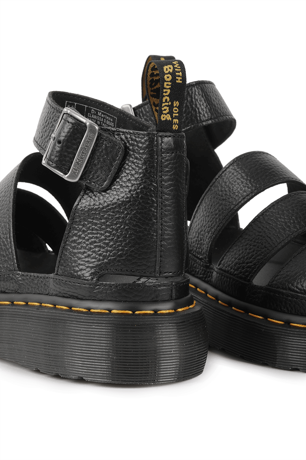 תמונת תקריב של סנדלי פלטפורמה DR.MARTENS