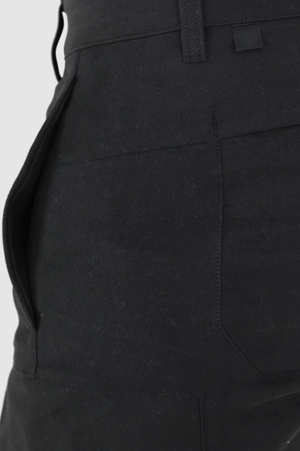 תמונת תקריב דוגמן של Sueded Cargo Pant LULULEMON