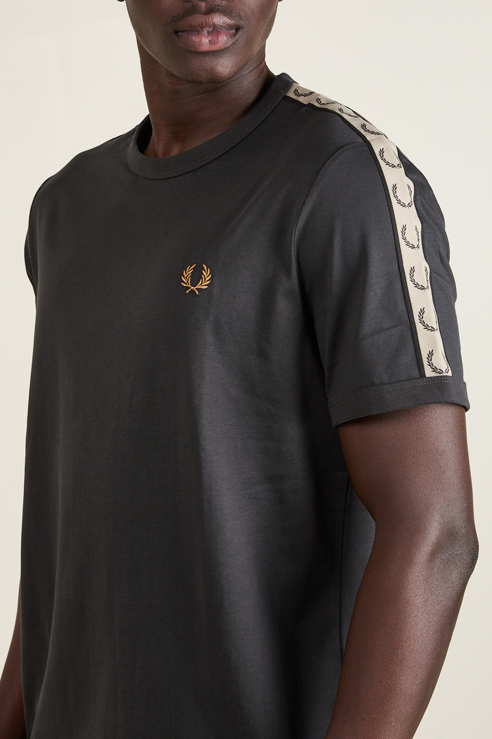 תמונת תקריב דוגמן של חולצת טי FRED PERRY