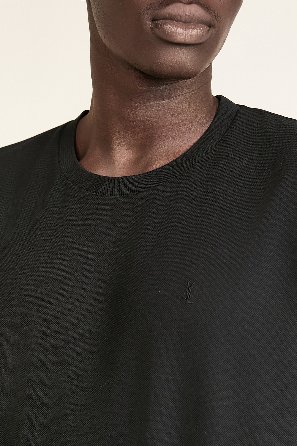 תמונת תקריב דוגמן של חולצת טי SAINT LAURENT