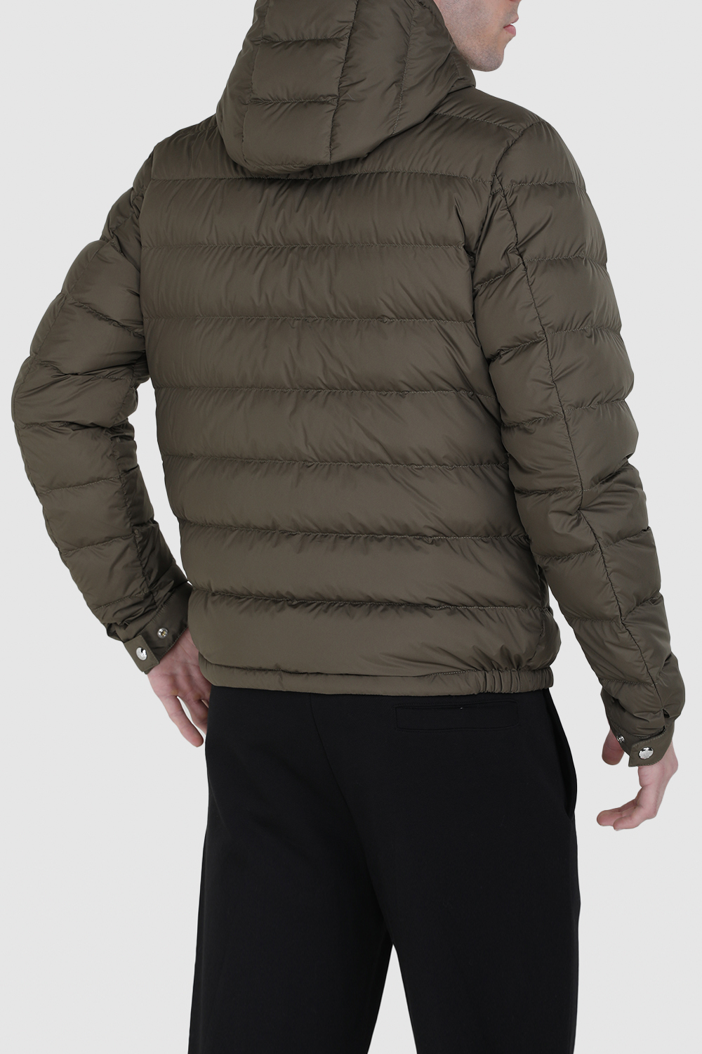 תמונת דוגמן אחורית של מעיל פוך MONCLER