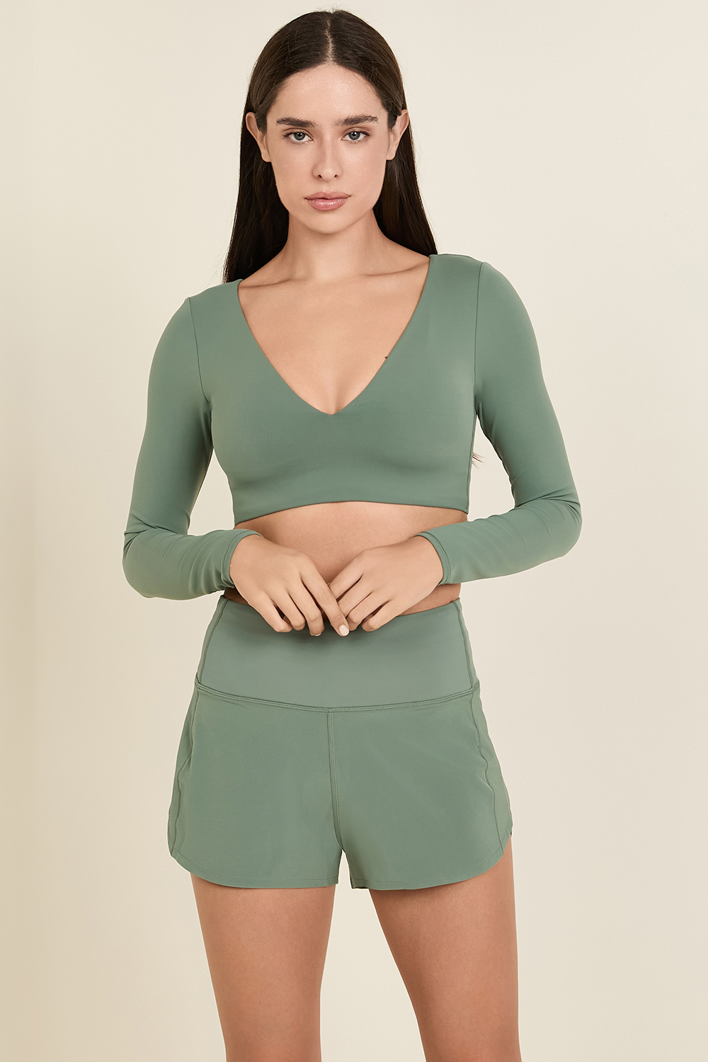 תמונת דוגמן קידמית של Everlux V-Neck Long-Sleeve Bra Top, A/B Cup LULULEMON