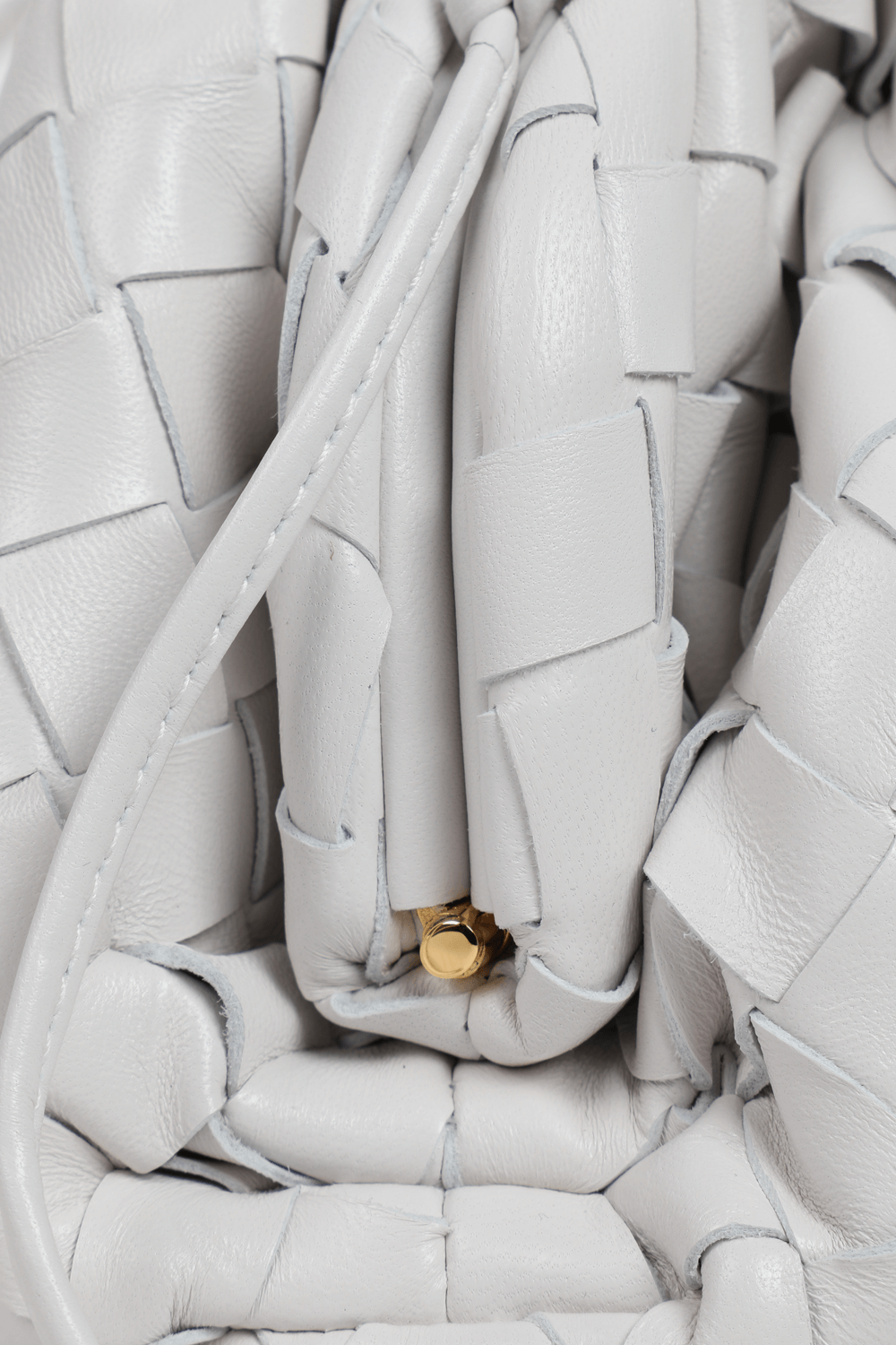 תמונת פנים של תיק פאוץ' בגודל מיני מעור קלוע BOTTEGA VENETA