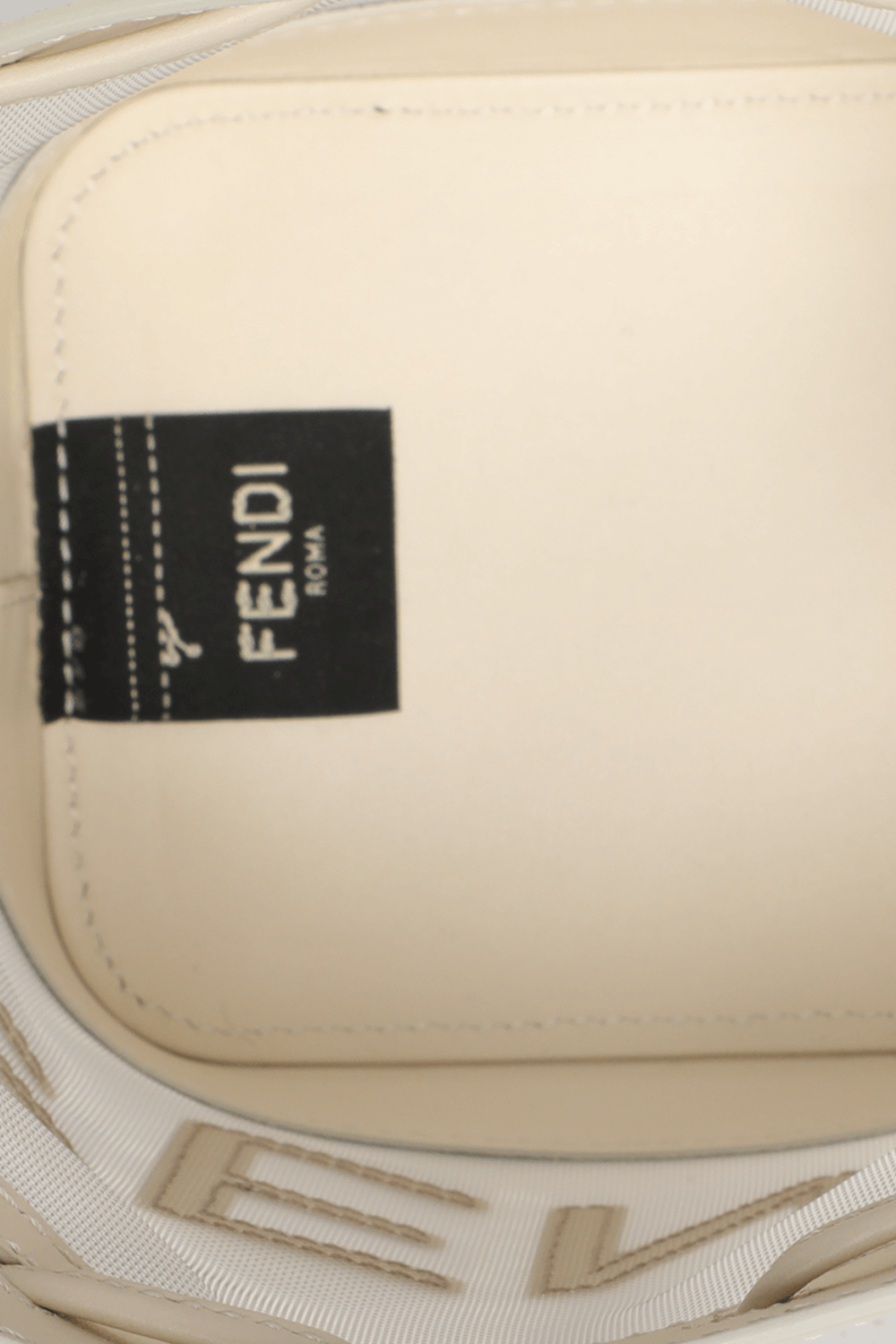תמונת פנים של תיק באקט מון טרסור בגוון קרם FENDI