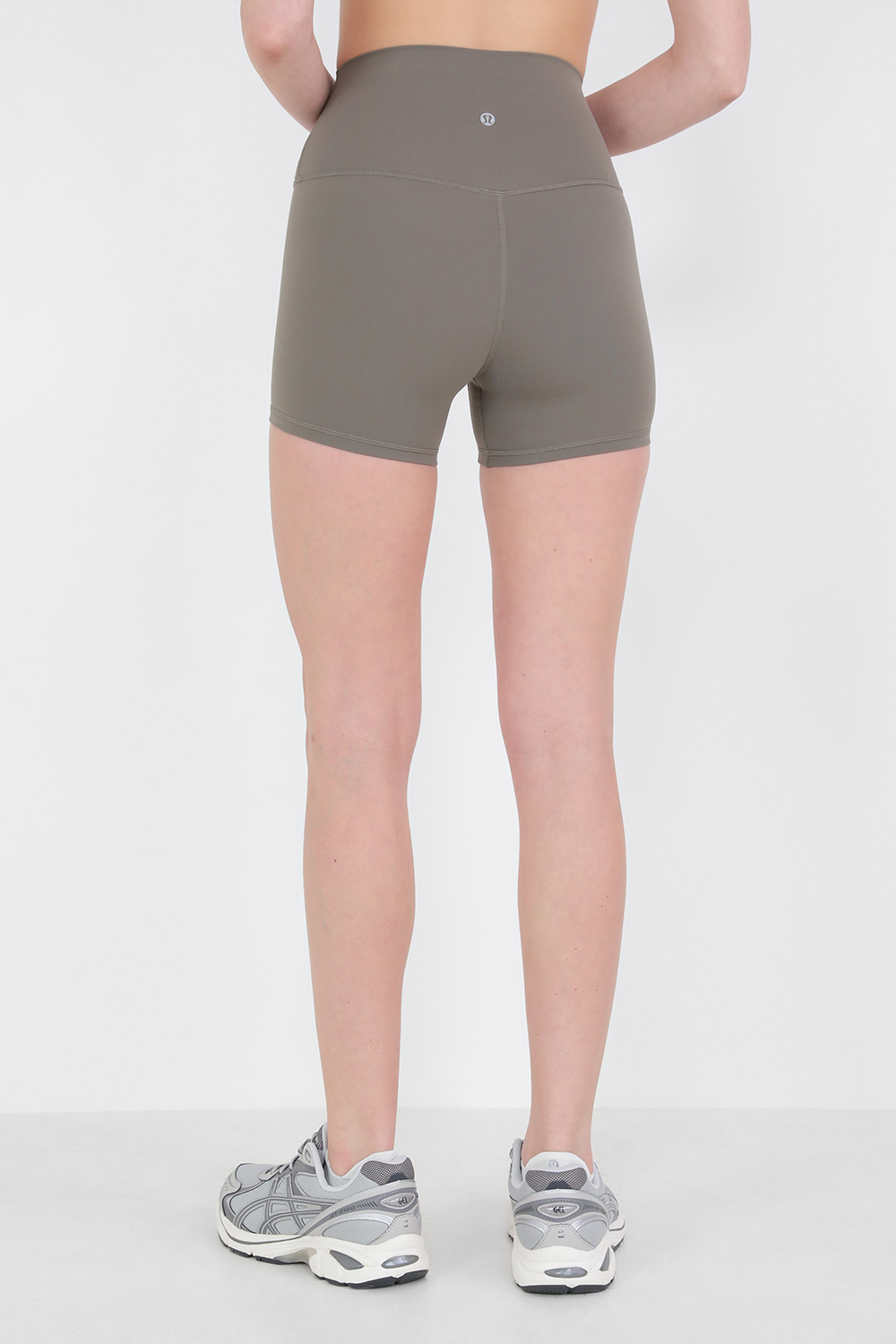 תמונת דוגמן אחורית של Align™ High-Rise Short 4