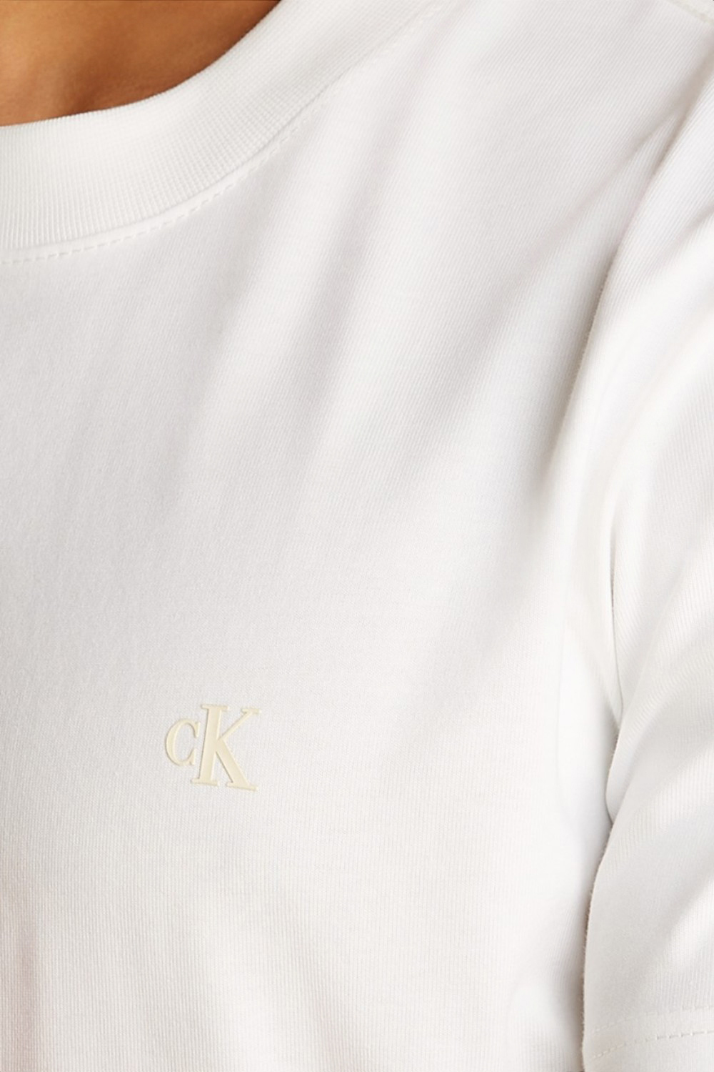 תמונת תקריב דוגמן של חולצת טי CALVIN KLEIN