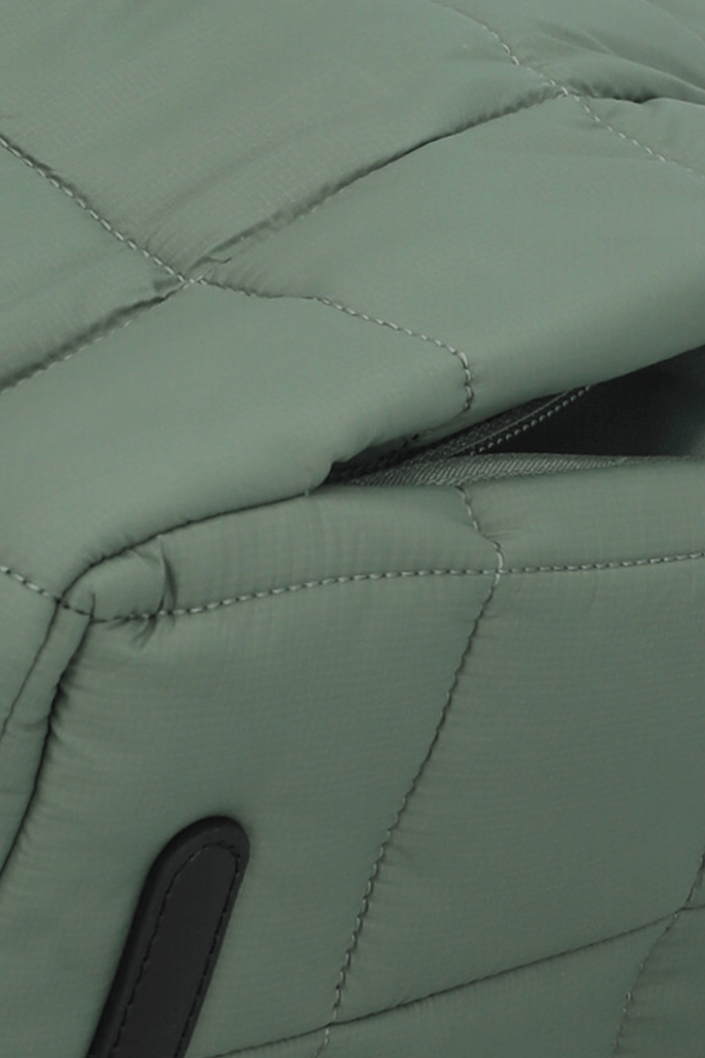 תמונת תקריב של Quilted Grid Tote