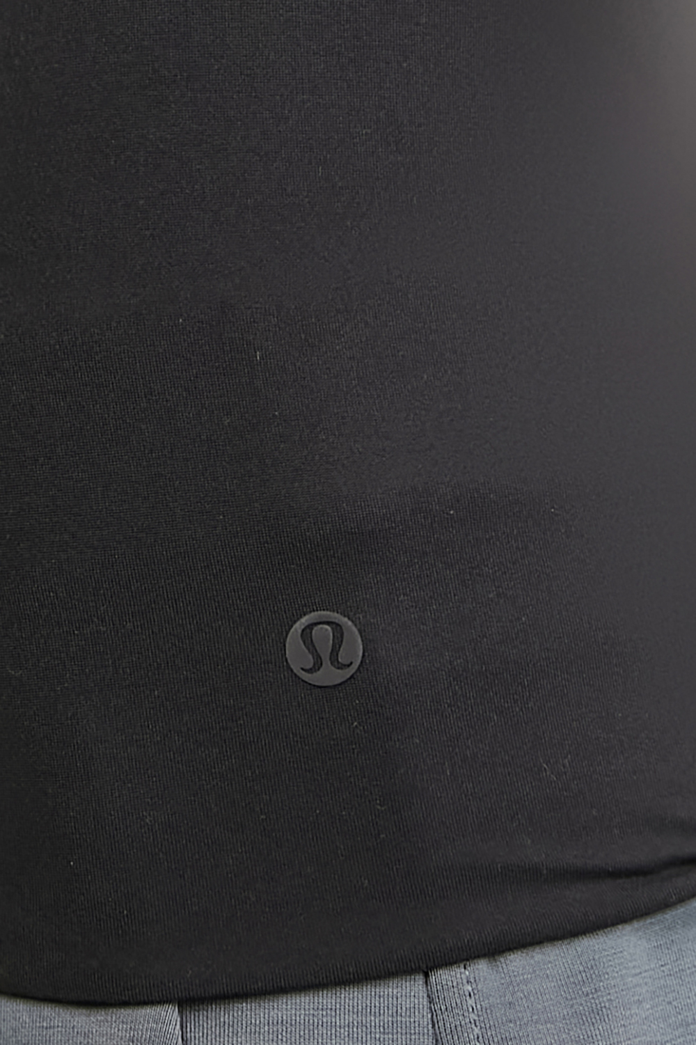 תמונת תקריב דוגמן של Nulu Hip-Length Crew Short-Sleeve Shirt LULULEMON