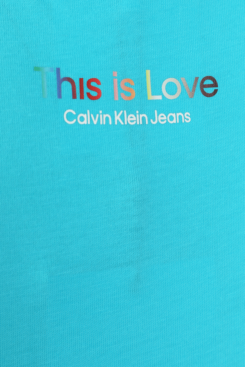 תמונת תקריב של חולצת קרופ גאווה כחולה CALVIN KLEIN