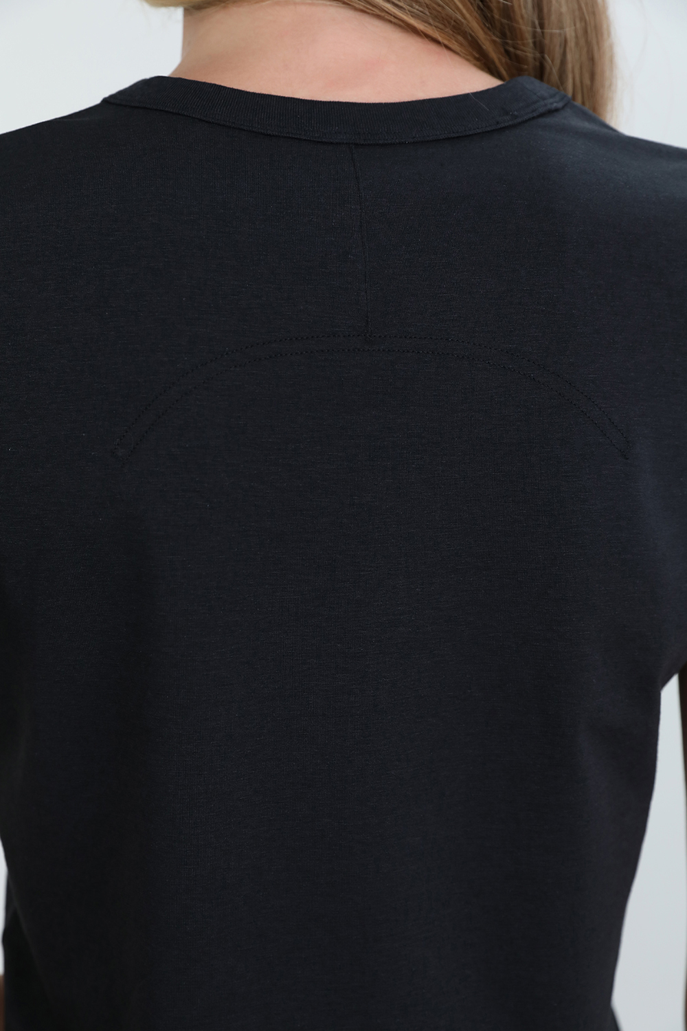 תמונת תקריב דוגמן של Classic-Fit Cotton-Blend Tee