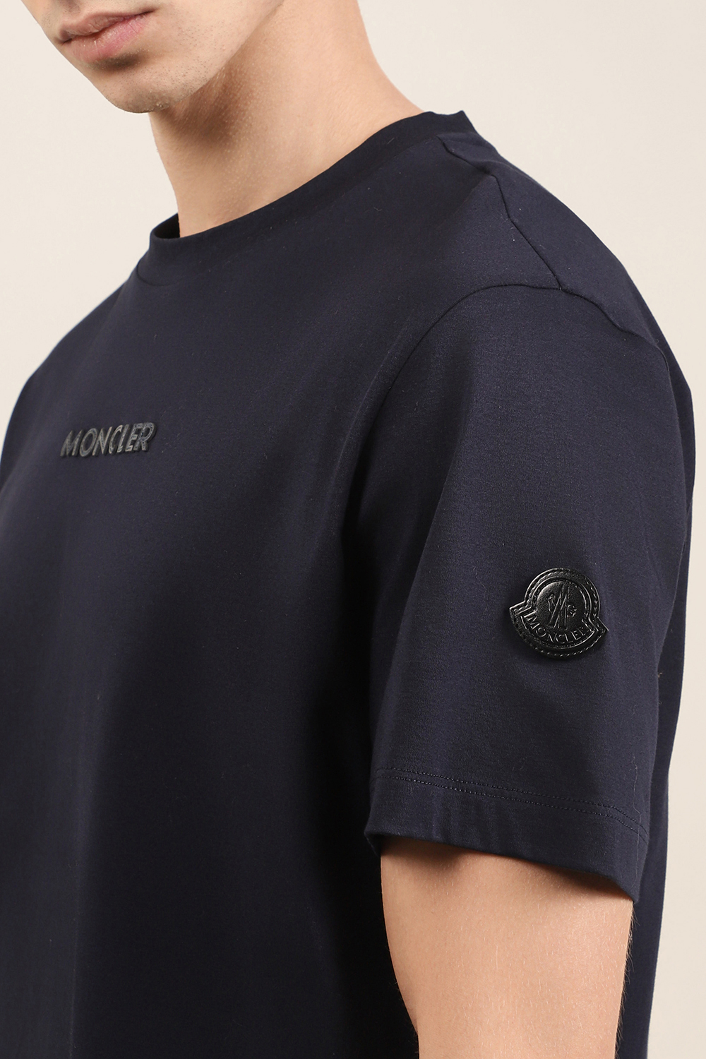תמונת תקריב דוגמן של חולצת טי MONCLER