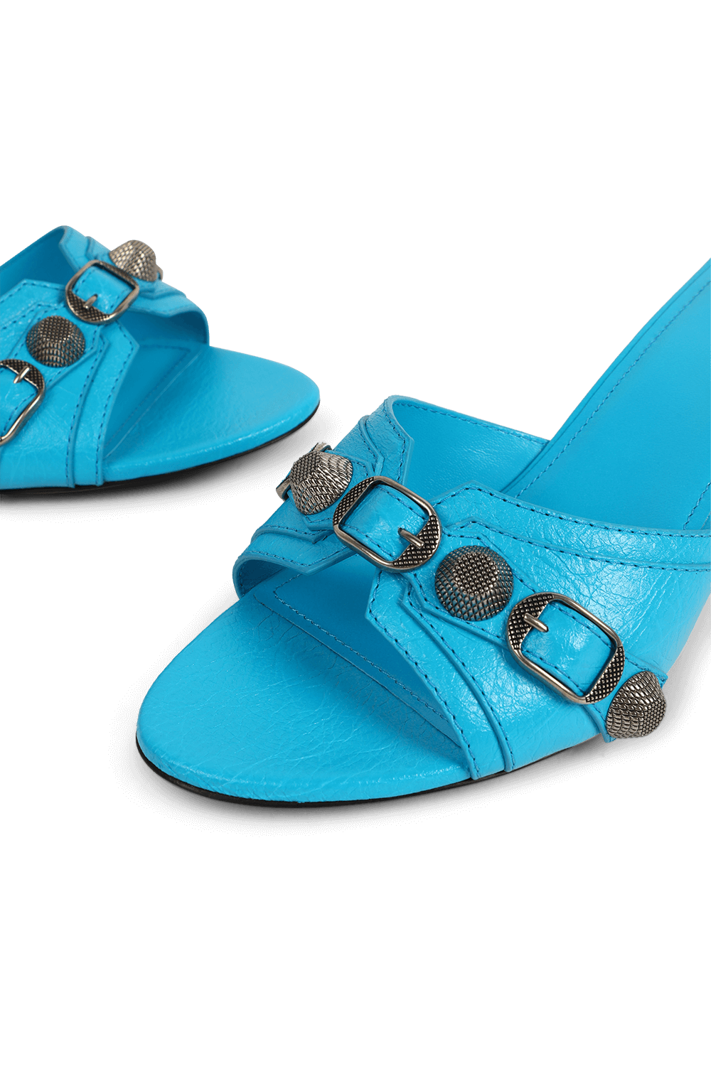 תמונת תקריב של סנדלי עקב עם ניטים מטאליים BALENCIAGA