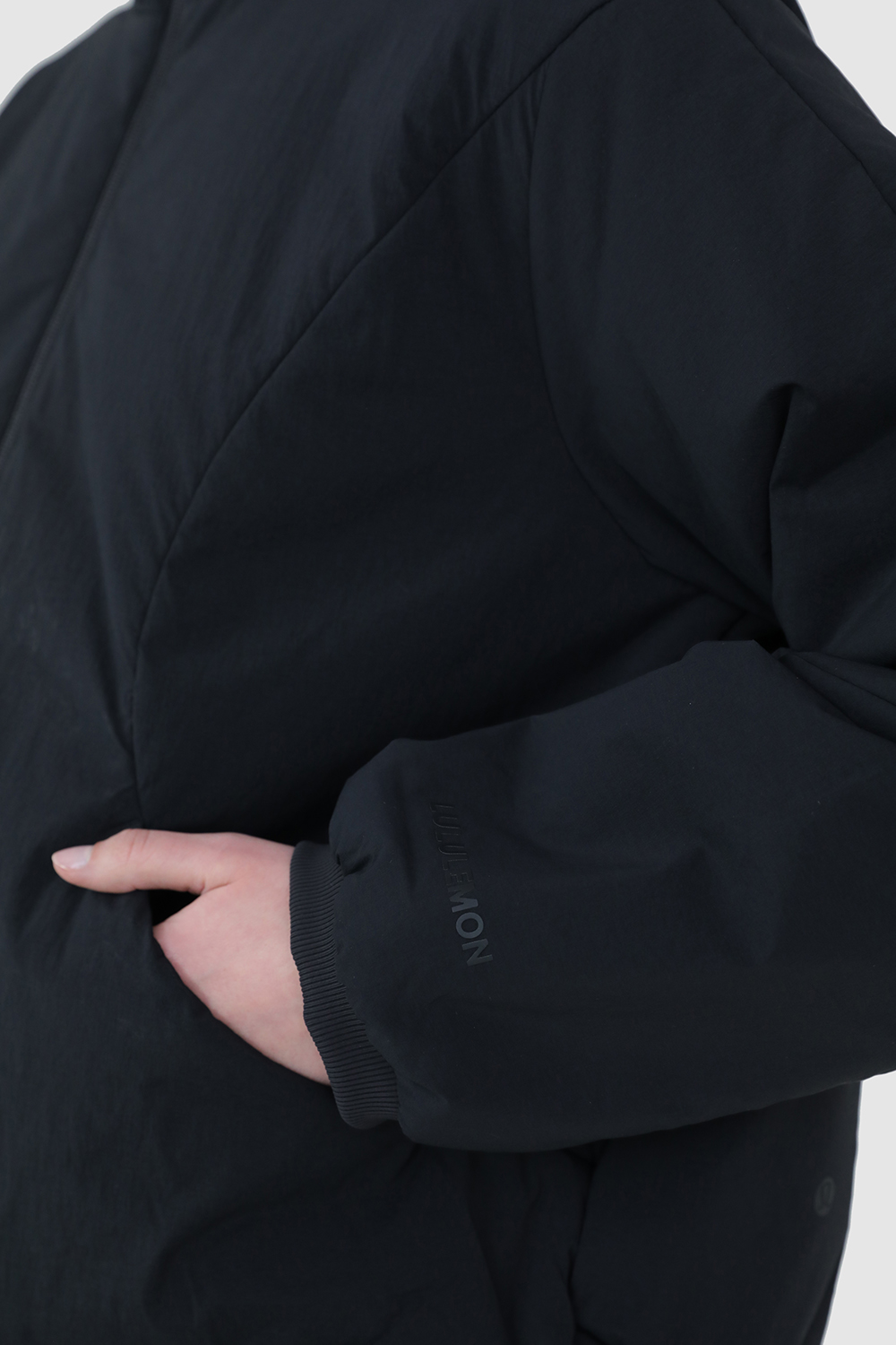 תמונת תקריב דוגמן של Water-Resistant Insulated Hooded Jacket LULULEMON