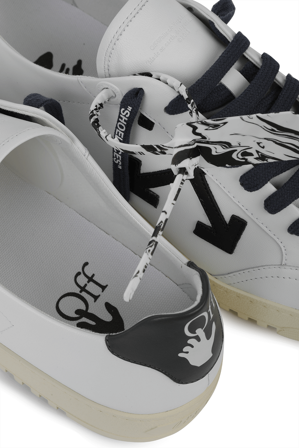 תמונת תקריב של White Low Vulcanized Sneakers
