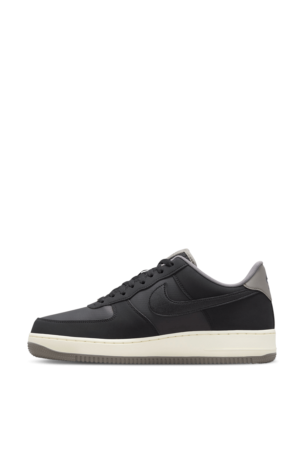 תמונה אחורית של נעלי סניקרס אייר פורס 1 07 NIKE