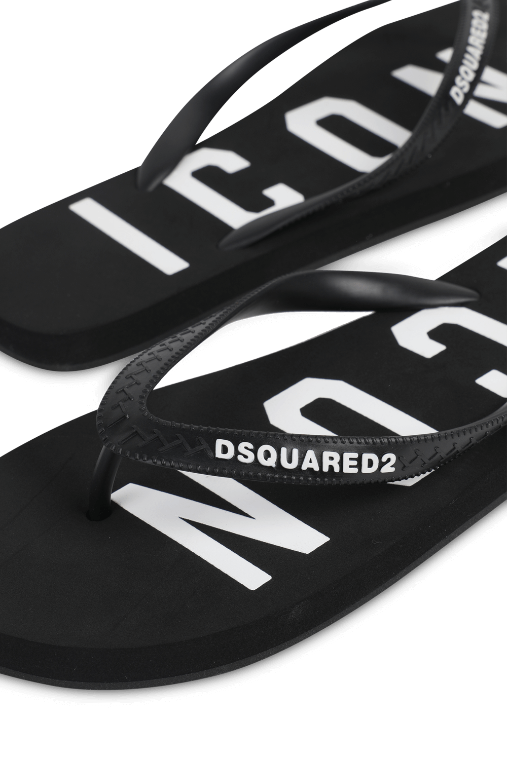 תמונת תקריב של כפכפי אצבע עם לוגו DSQUARED2