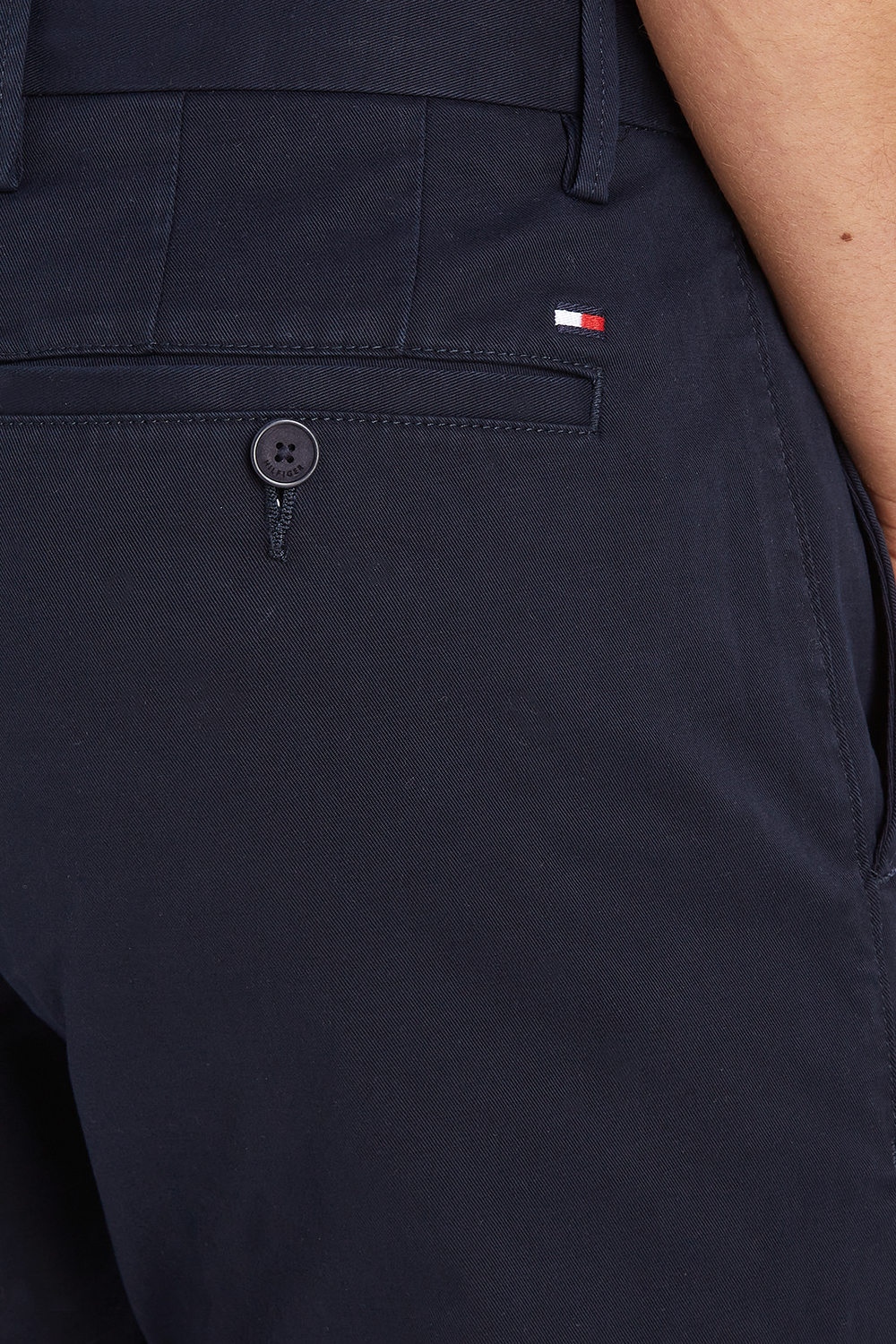 תמונת תקריב דוגמן של מכנסי צ'ינו 1985 TOMMY HILFIGER