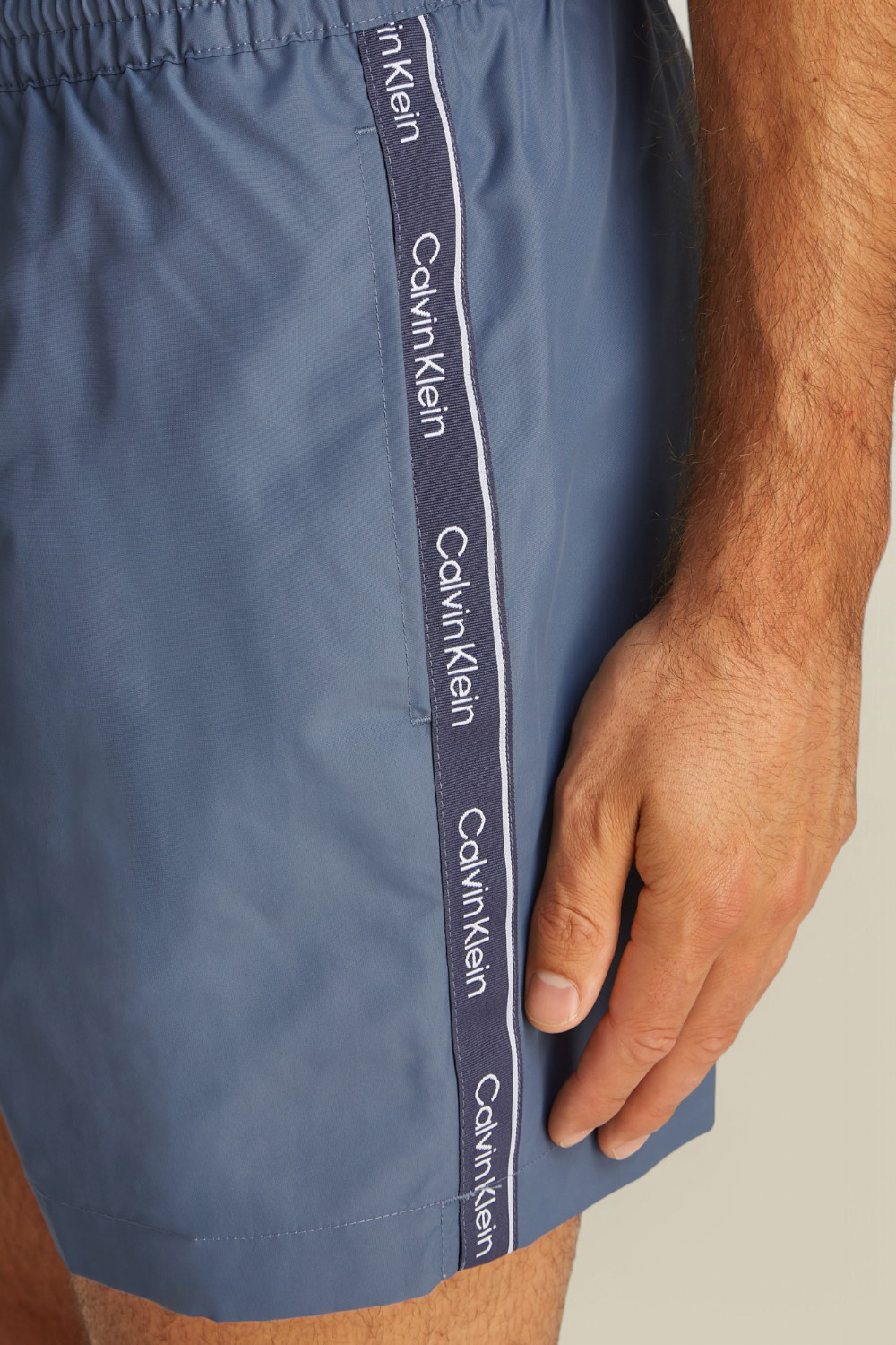 תמונת תקריב דוגמן של מכנסי בגד ים CALVIN KLEIN