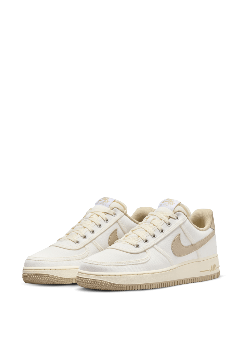 תמונת תקריב של נעלי סניקרס אייר פורס 1 NIKE