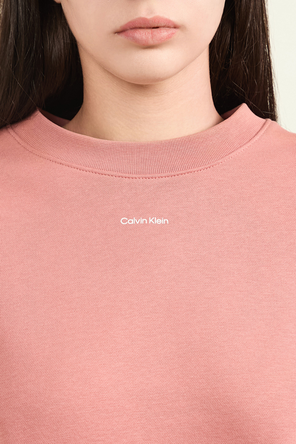 תמונת תקריב דוגמן של סווטשירט CALVIN KLEIN