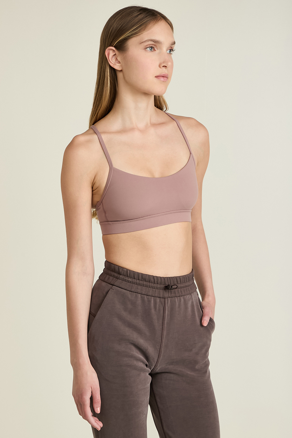 תמונת דוגמן קידמית של Flow Y Bra Nulu LULULEMON
