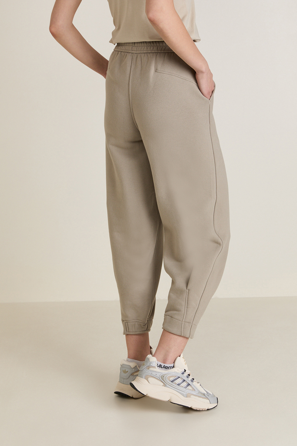 תמונת דוגמן אחורית של Loungeful Oversized Fit HR Cropped Jogger LULULEMON