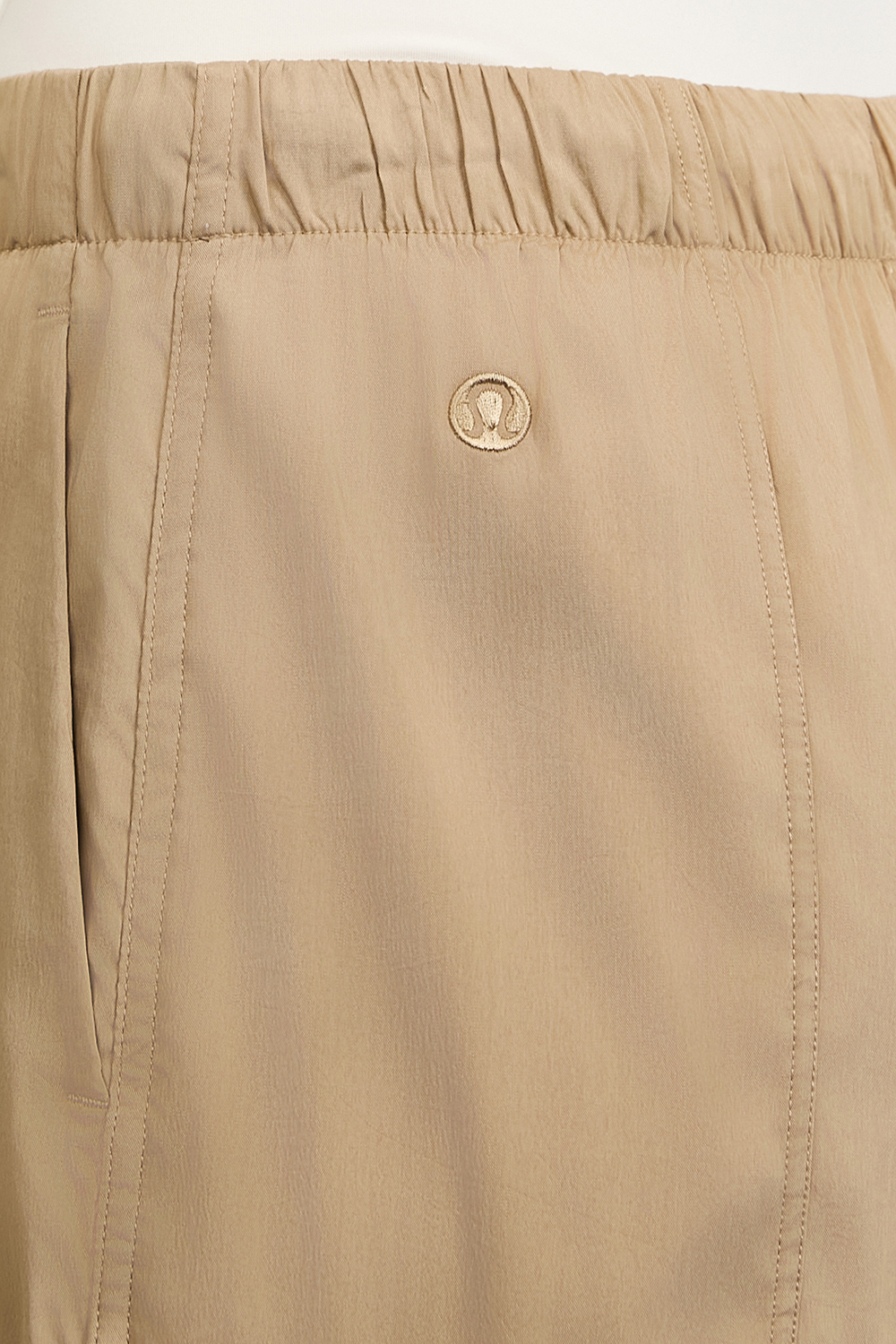 תמונת תקריב דוגמן של Lightweight Adjustable Mid-Rise Cargo Pant LULULEMON