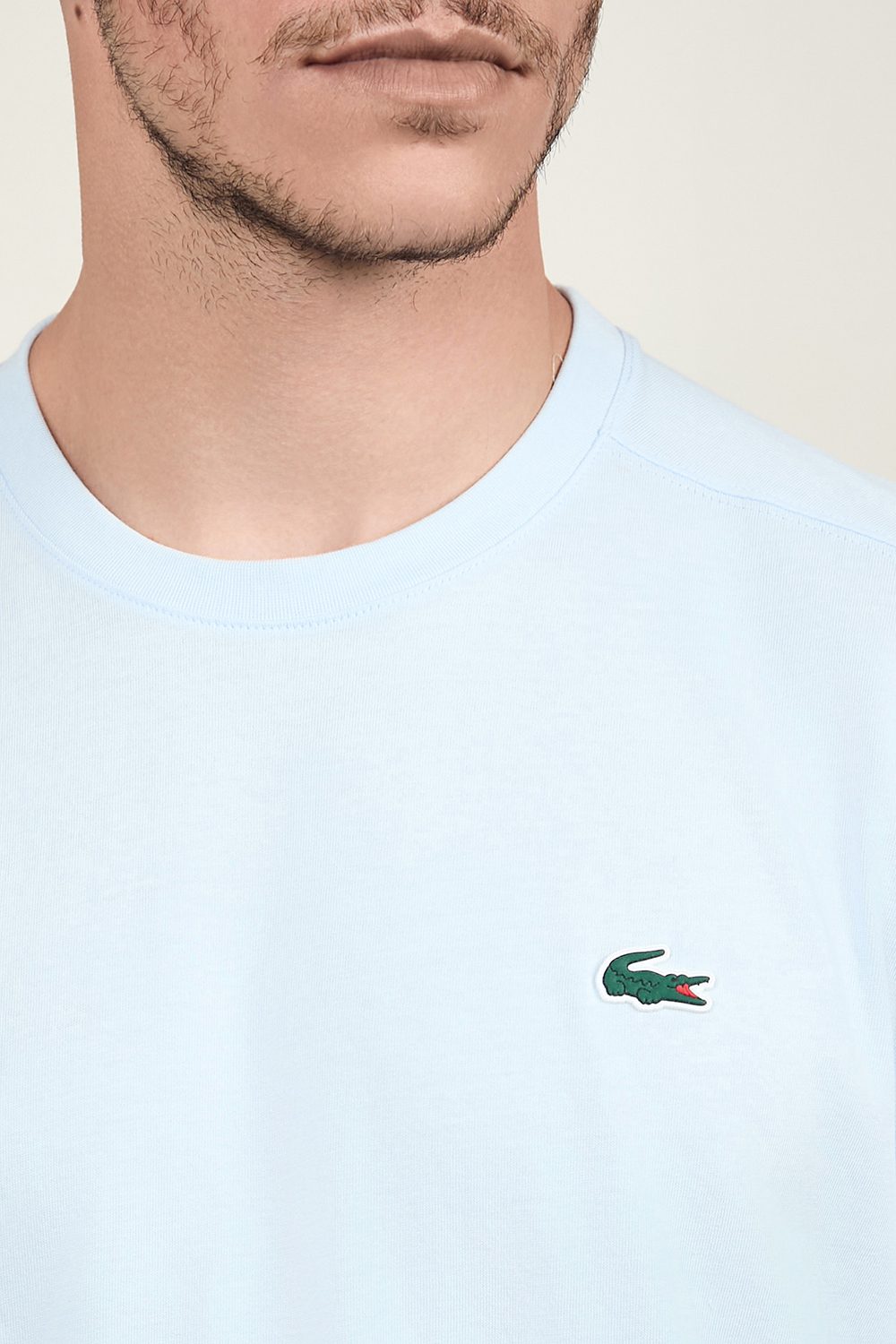 תמונת תקריב דוגמן של חולצת טי אולטרה דריי LACOSTE