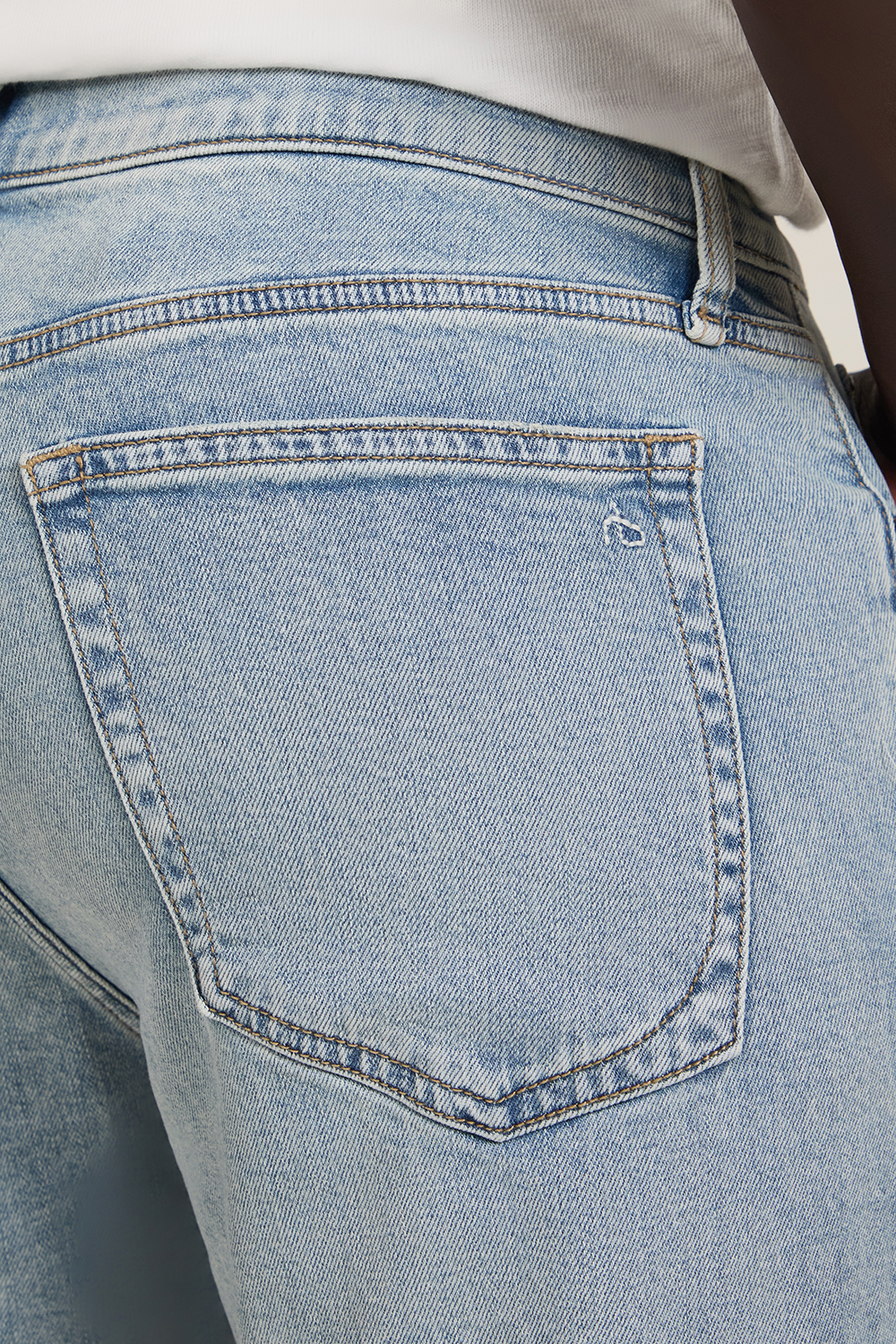 תמונת תקריב דוגמן של מכנסי ג`ינס בגזרת סלים RAG & BONE