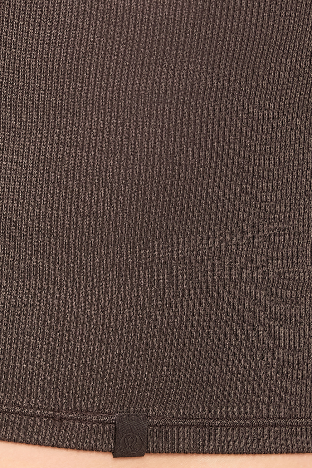תמונת תקריב דוגמן של Hold Tight Straight-Hem Cropped Long-Sleeve Shirt LULULEMON