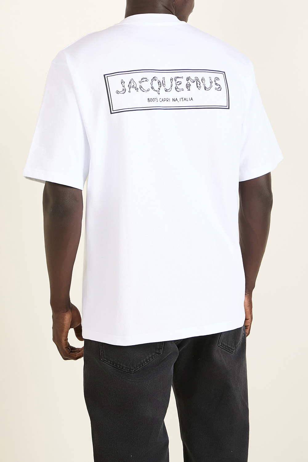תמונת תקריב דוגמן של חולצת טי עם לוגו דייגים JACQUEMUS